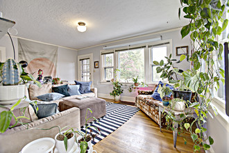 2346 SE Pine St in Portland, OR - Building Photo - Interior Photo