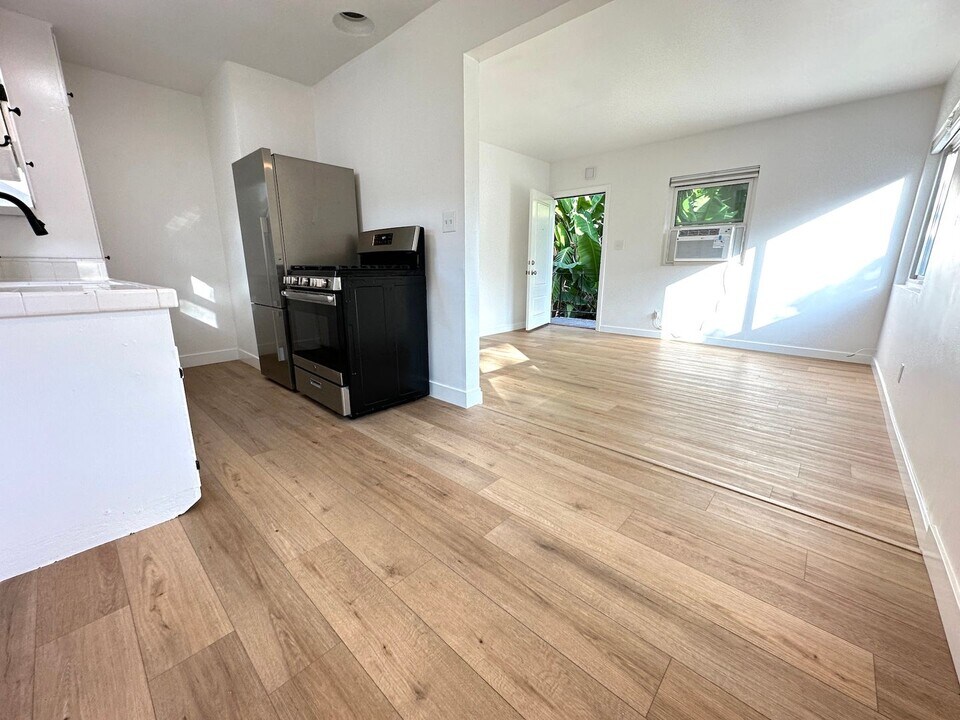 2139 Clinton St in Los Angeles, CA - Building Photo
