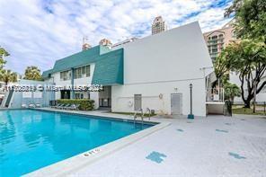 17560 Atlantic Blvd in Sunny Isles Beach, FL - Foto de edificio