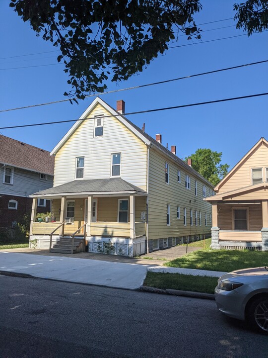 2066 Robin St in Lakewood, OH - Building Photo