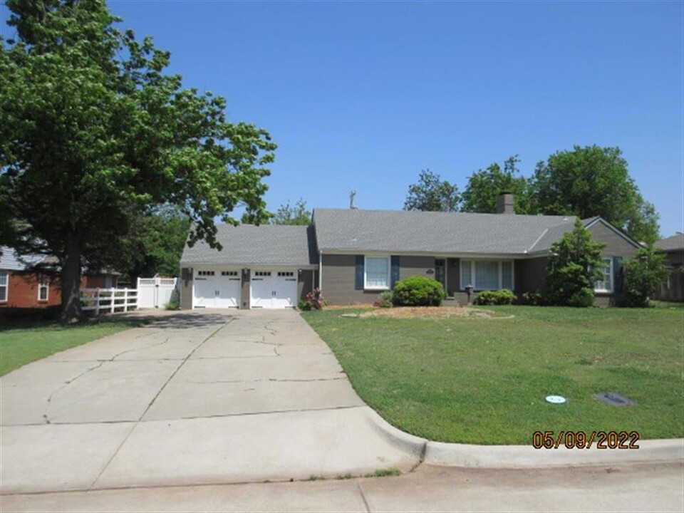 1723 Dorchester Pl in Nichols Hills, OK - Building Photo