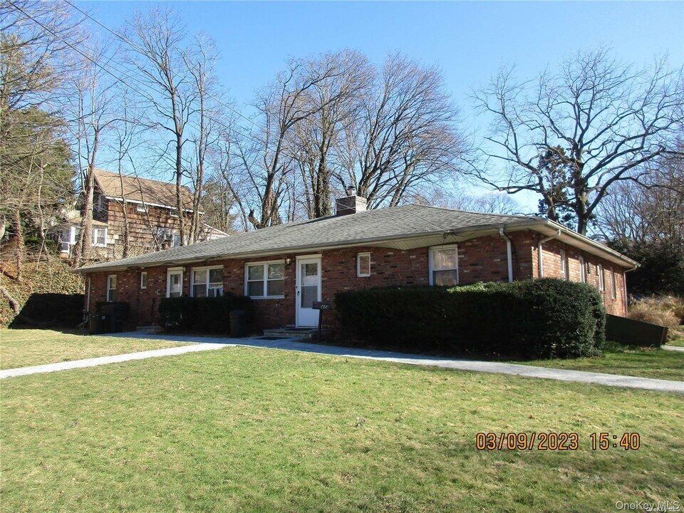4 June Ave in Northport, NY - Building Photo