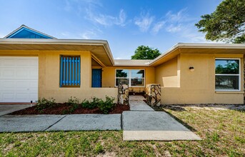 7112 Vista Way in Port Richey, FL - Building Photo - Building Photo