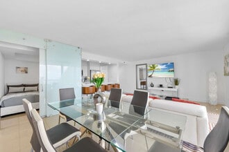 1200 Brickell Bay Dr in Miami, FL - Building Photo - Building Photo