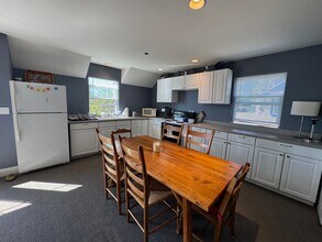 24131 99th Ave SW in Vashon, WA - Building Photo - Building Photo