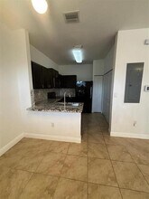 2997 NW 35th Ave in Lauderdale Lakes, FL - Foto de edificio - Building Photo