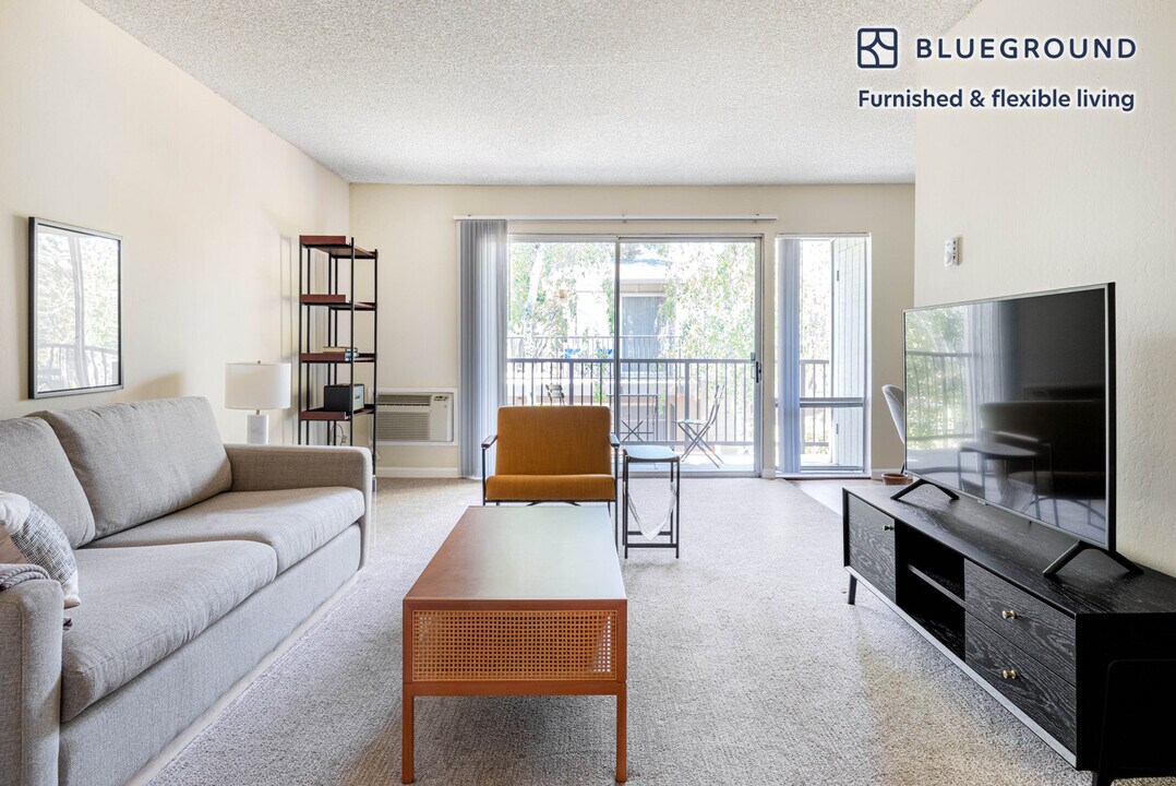877 Heatherstone Way in Mountain View, CA - Building Photo