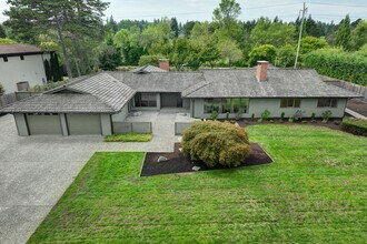 1615 85th Ave NE in Clyde Hill, WA - Building Photo - Building Photo