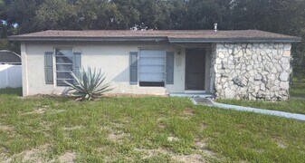 7429 Pinehurst Dr in Spring Hill, FL - Building Photo