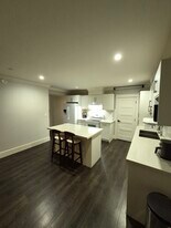 920 Wavertree Rd in North Vancouver, BC - Building Photo