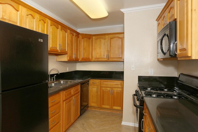Canyon Crest Village Apartments in Riverside, CA - Foto de edificio - Interior Photo