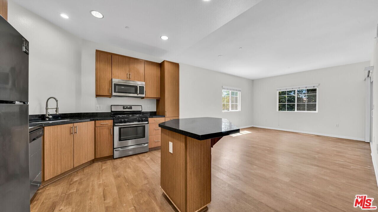 1408 W Washington Blvd in Los Angeles, CA - Building Photo
