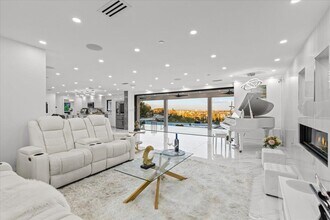 8600 Farralone Ave in Los Angeles, CA - Building Photo - Building Photo
