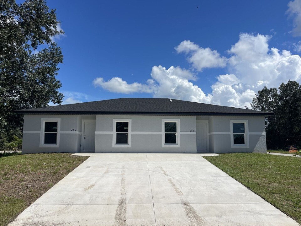 255 Christine St NW in Lake Placid, FL - Foto de edificio