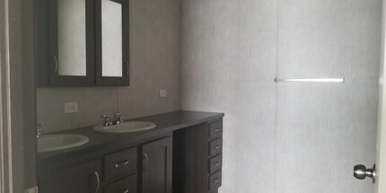 9628 Cape Cod Dr in Ira, MI - Foto de edificio - Building Photo