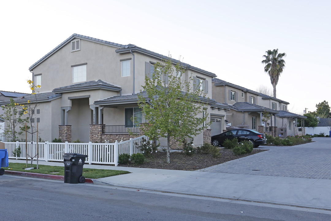 Stagg Village in Winnetka, CA - Foto de edificio