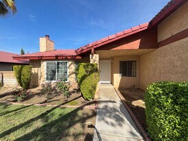 43658 Rogier St in Lancaster, CA - Building Photo