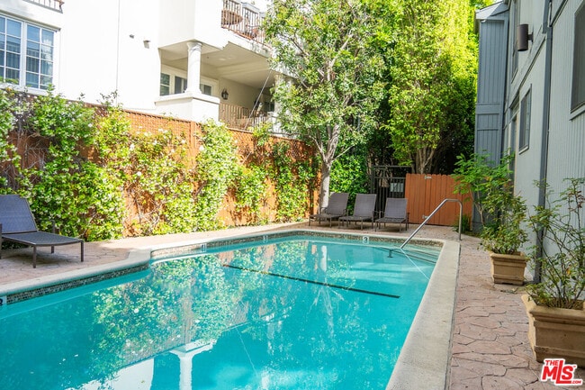 880 Hilldale Ave in West Hollywood, CA - Building Photo - Building Photo