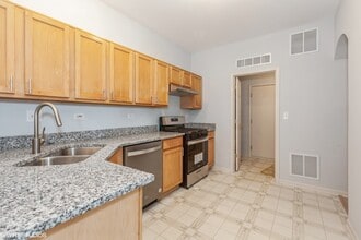 1940 Golden Gate Ln in Naperville, IL - Building Photo - Building Photo