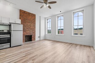 2304 1/2 E Carson St in Pittsburgh, PA - Building Photo