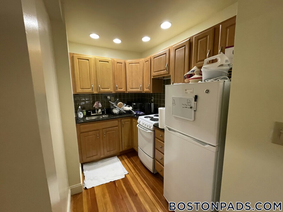 457 Centre St in Newton, MA - Building Photo