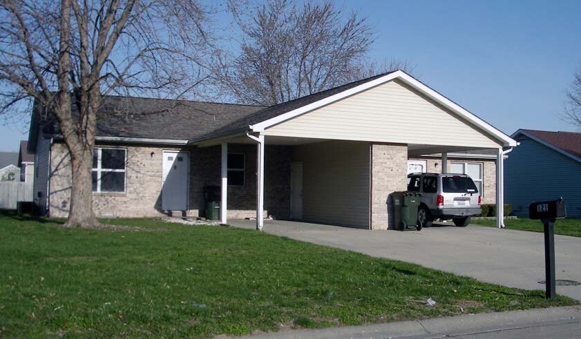 117-135 N 9th St in Dupo, IL - Foto de edificio