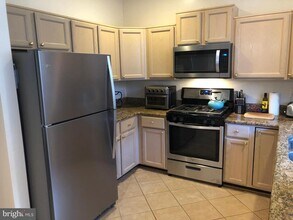 2463 Clover Field Cir in Herndon, VA - Building Photo - Building Photo