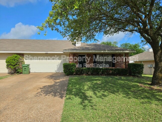 property at 1032 Parkview Cir