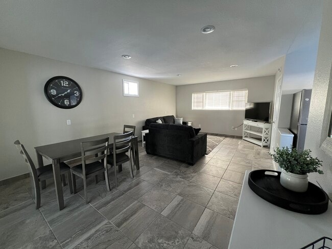 320 W 4th St, Unit 101 in Cedar Falls, IA - Building Photo - Building Photo