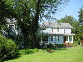 324 Little Falls St, Unit Garden Suite in Falls Church, VA - Building Photo