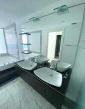 200 Biscayne Boulevard Way, Unit 3306 in Miami, FL - Building Photo - Building Photo