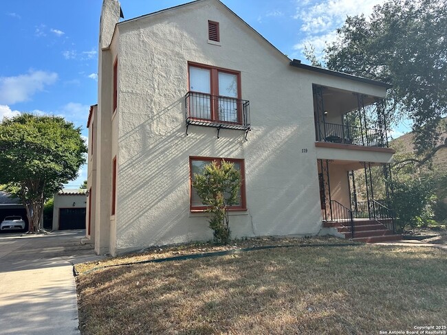 119 E Ridgewood Ct, Unit 202 in San Antonio, TX - Building Photo - Building Photo