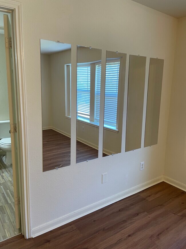 8031 Barnes Ridge Ln in Houston, TX - Foto de edificio - Building Photo