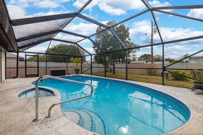 160 SE Duxbury Ave in Port St. Lucie, FL - Foto de edificio - Building Photo