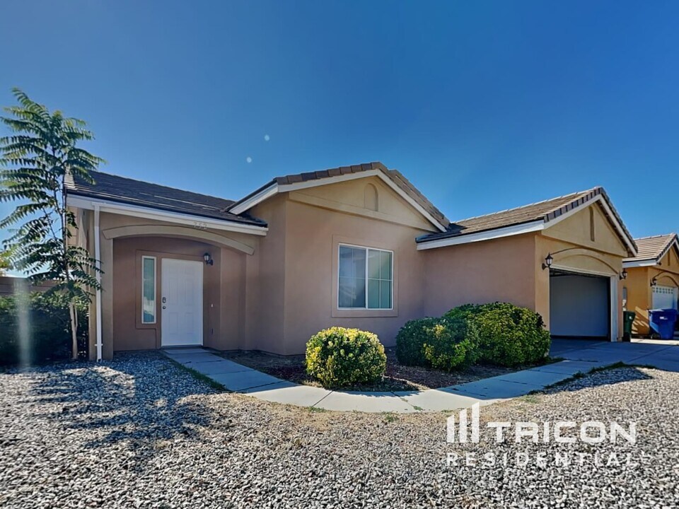 752 Pino Ave in Lancaster, CA - Building Photo