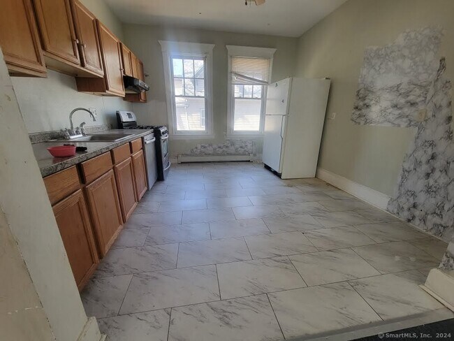 572 Elm St in New Haven, CT - Building Photo - Building Photo