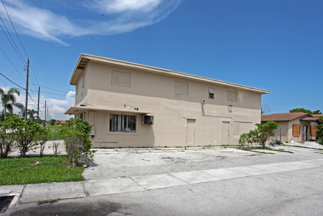450 NW 27th Ave in Pompano Beach, FL - Foto de edificio