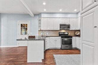 1142 Washington St in Whitman, MA - Foto de edificio - Building Photo