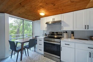 1902 David St in Austin, TX - Building Photo