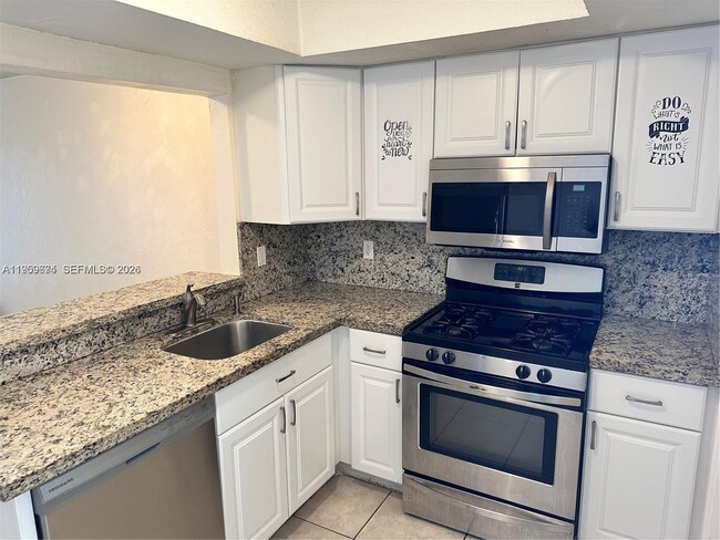 7713 SW 88th St in Kendall, FL - Building Photo - Building Photo