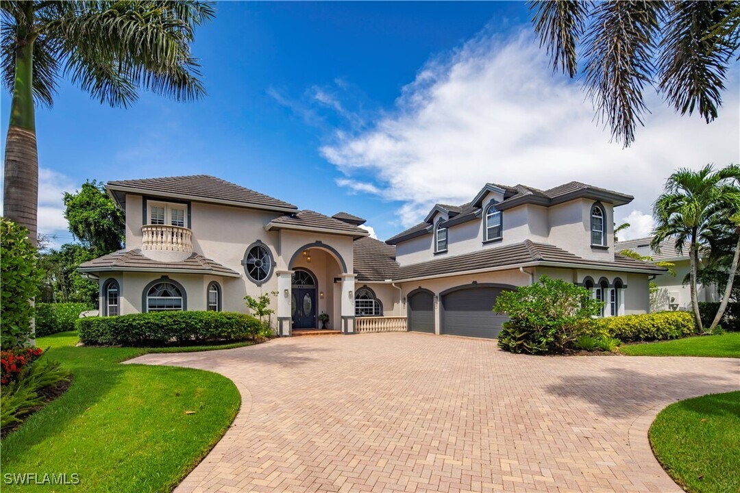 649 Bow Line Dr in Naples, FL - Foto de edificio