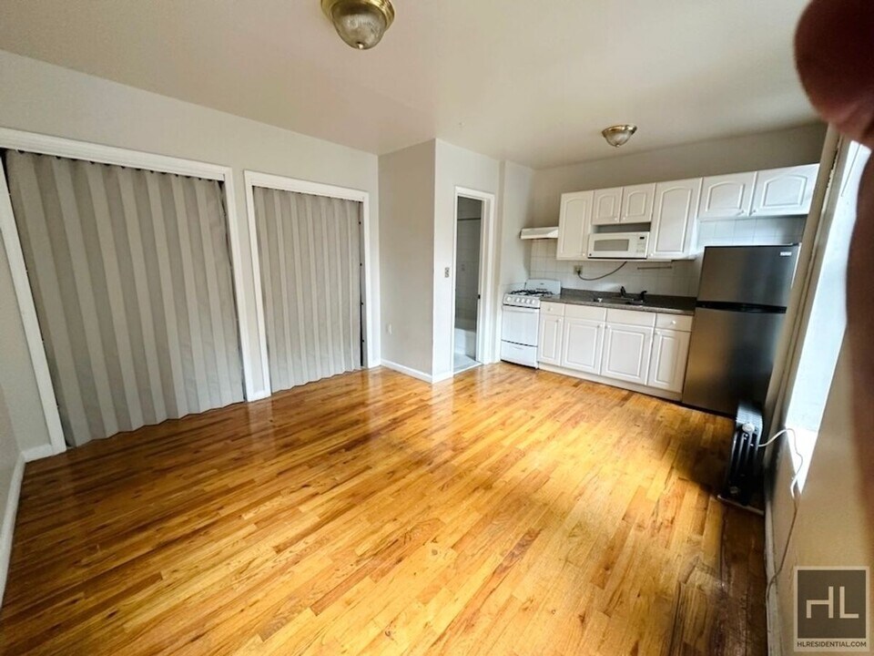 403 E 6th St in New York, NY - Building Photo