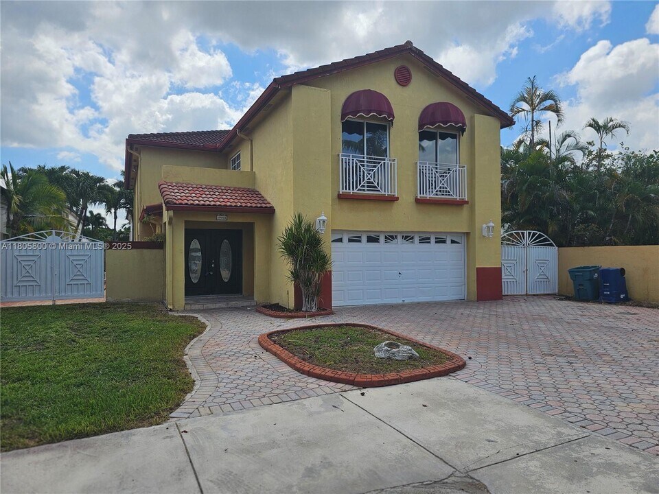 19403 NW 82nd Pl in Hialeah, FL - Building Photo