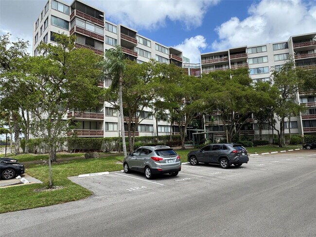 property at 4222 Inverrary Blvd