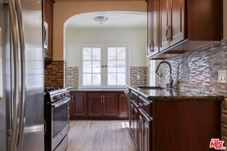859 Le Doux Rd in Los Angeles, CA - Building Photo - Building Photo