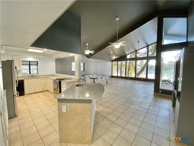 property at 906 Lakeview Trail