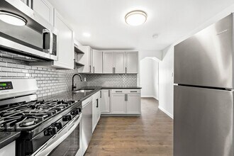 813 E 10th Ave in Munhall, PA - Building Photo - Building Photo