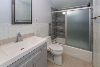 5202 Woodman Ave in Los Angeles, CA - Foto de edificio - Building Photo