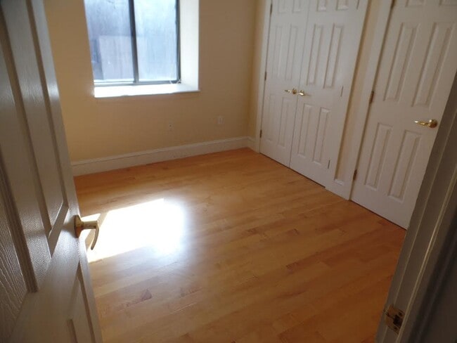109 Richmond St, Unit 1 in Boston, MA - Foto de edificio - Building Photo