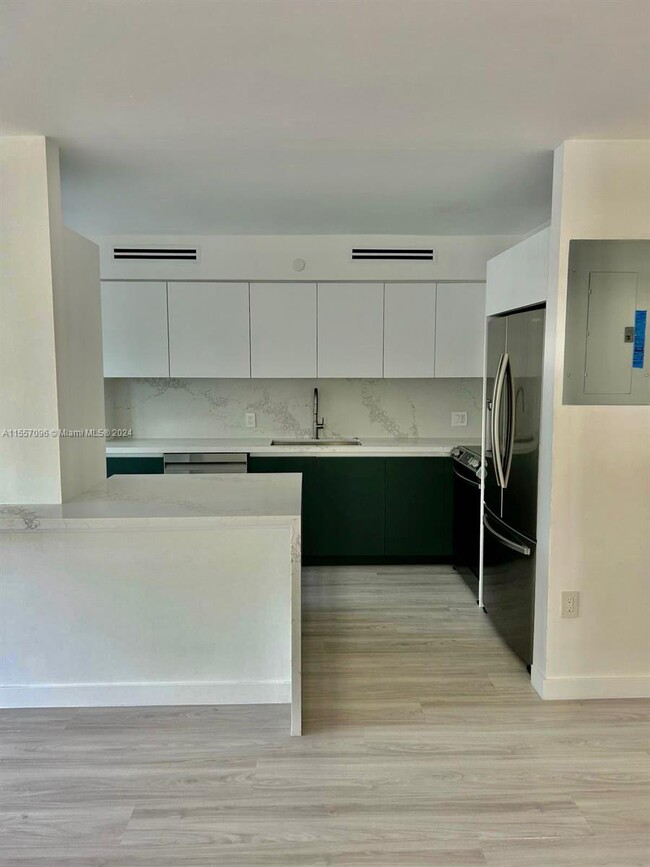 17890 W Dixie Hwy, Unit 207 in North Miami Beach, FL - Foto de edificio - Building Photo